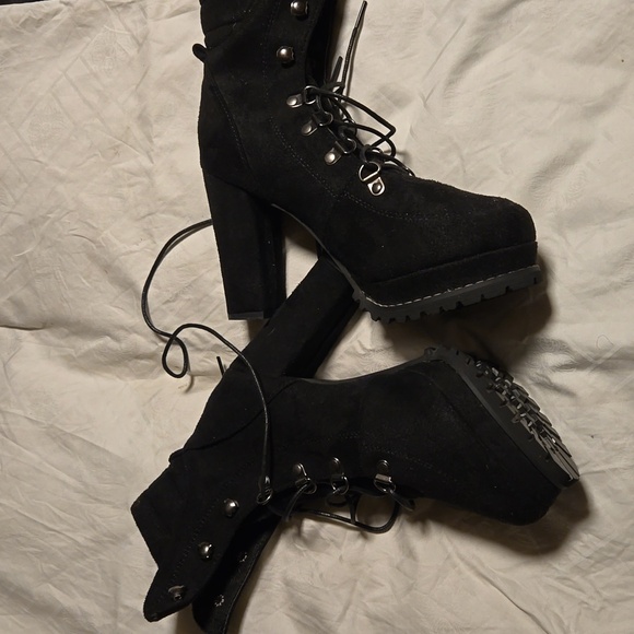 Heels - Picture 4 of 4